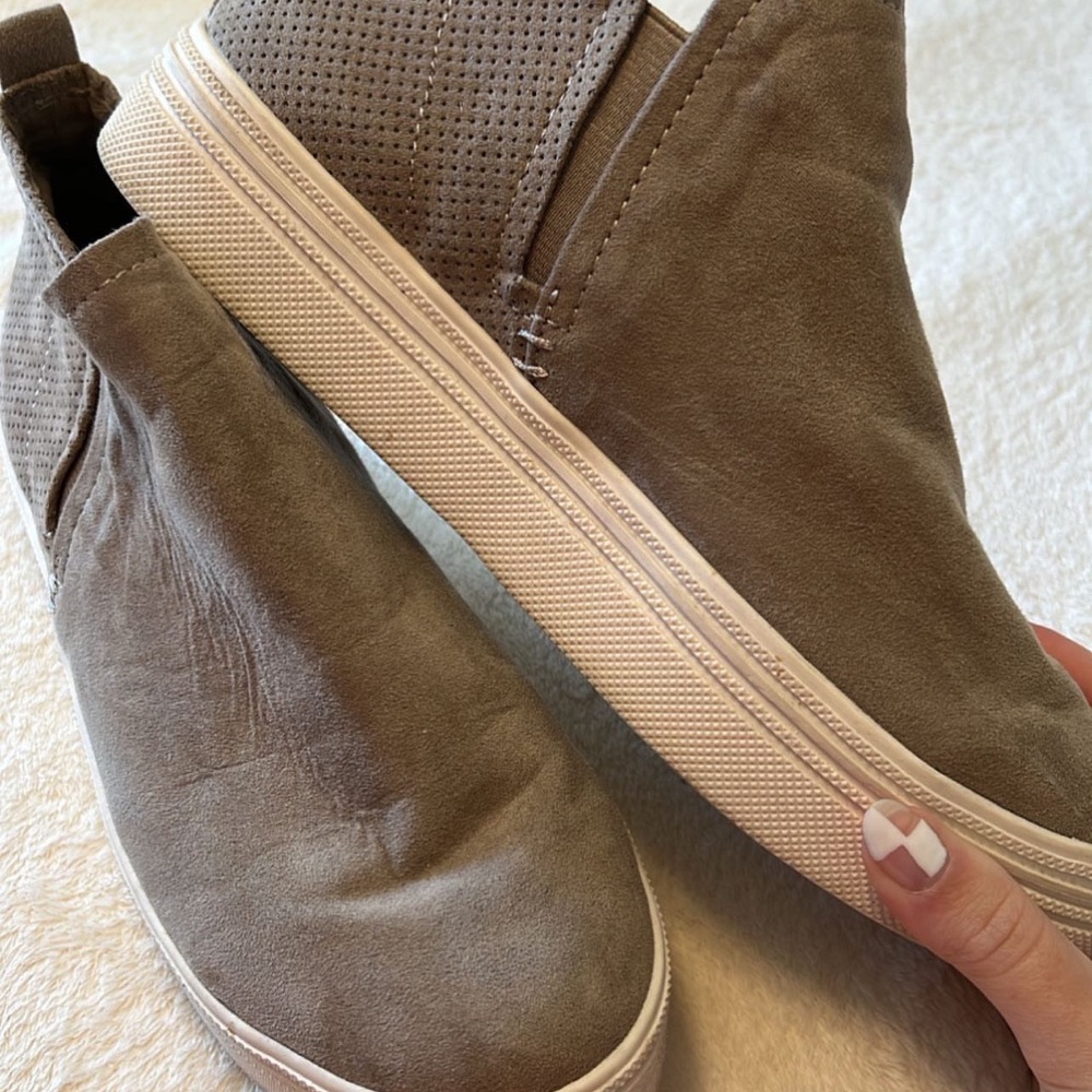 Universal Thread Platform Slip Ons